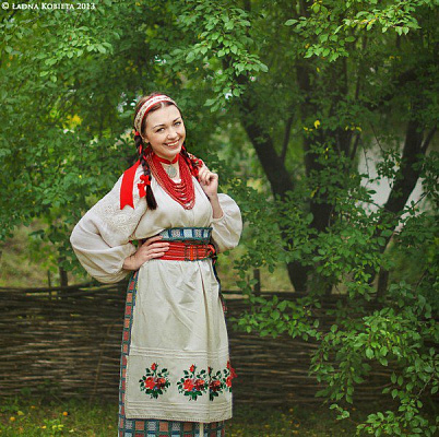 Картина Українка у національному вбранні 3 - Жіночі національні 