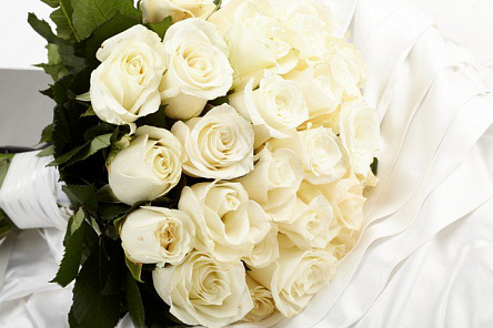 Букет білих троянд