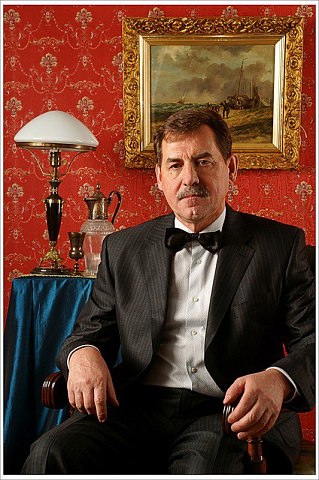 Мужчина с картиной