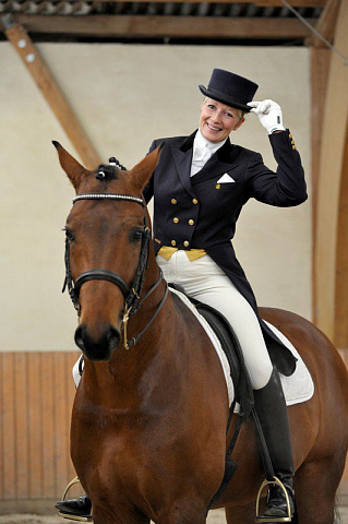 Девушка на коне 2