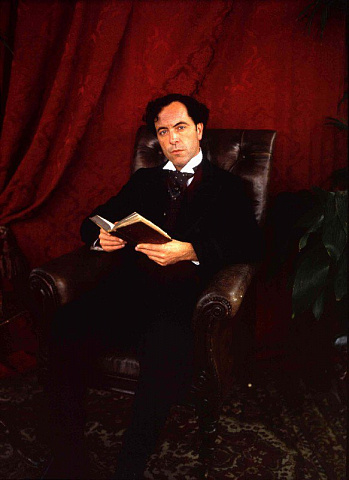 Мужчина с книгой