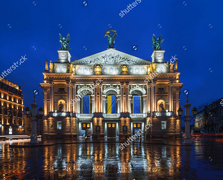 Львовский театр оперы и балета вечером
