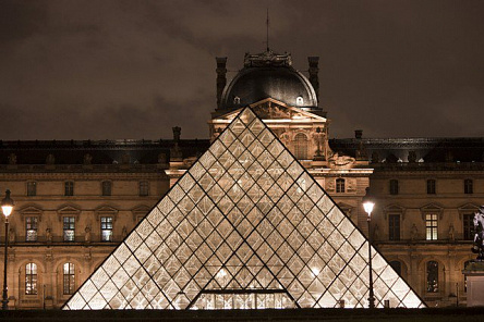 Возле Лувра