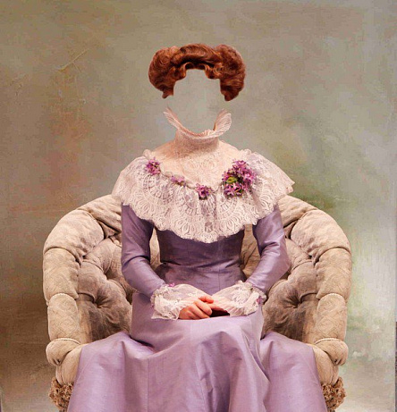 Мадемуазель в кресле