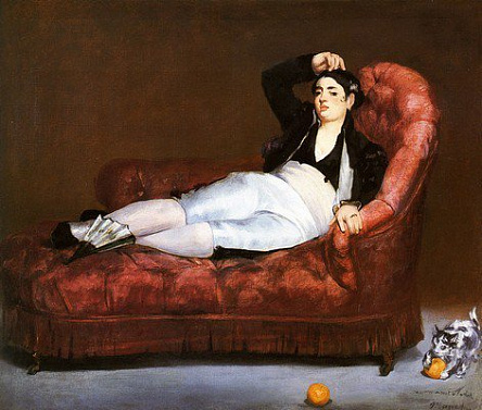 Лежащая молодая женщина в испанском костюме