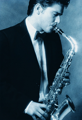 Саксофоніст у піджаку