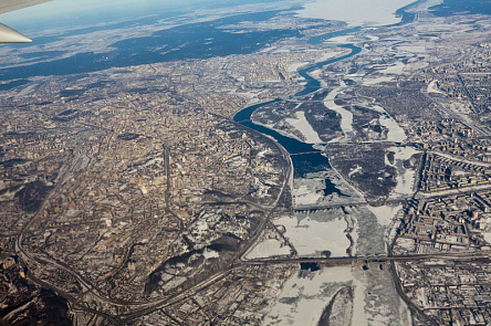 Вид на замерзший Днепр в Киеве