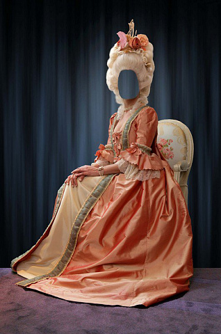 Мадемуазель на стуле