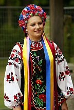 Українка у національному вбранні