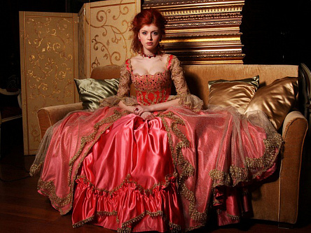 Графиня в розовом платье