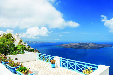 Терраса у моря на острове Санторини