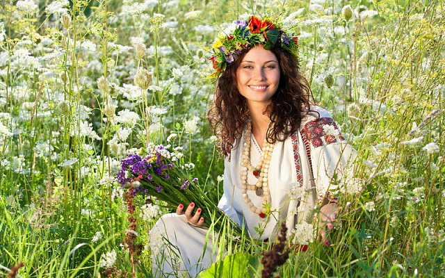 Картина Украинка в цветочном поле - Женские национальные 