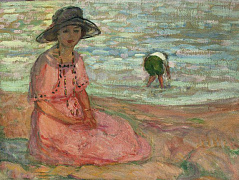 Молодая женщина, сидящая на берегу моря