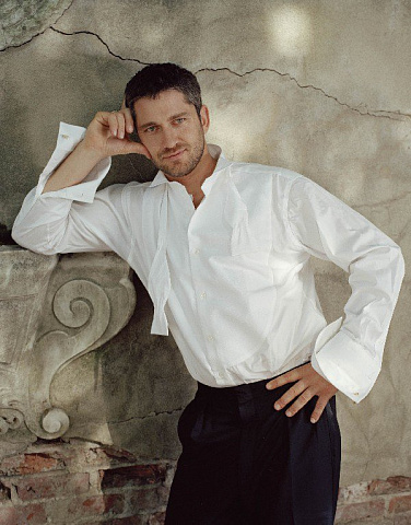 Мужчина у стены