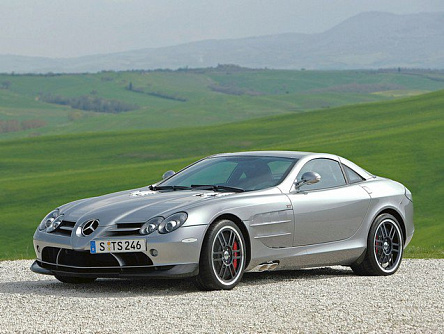 Мерседес та на дорозі