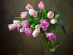 Різнокольорові тюльпани на столі