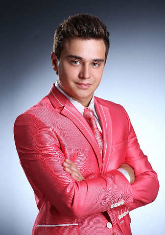 Мужчина малиновом пиджаке