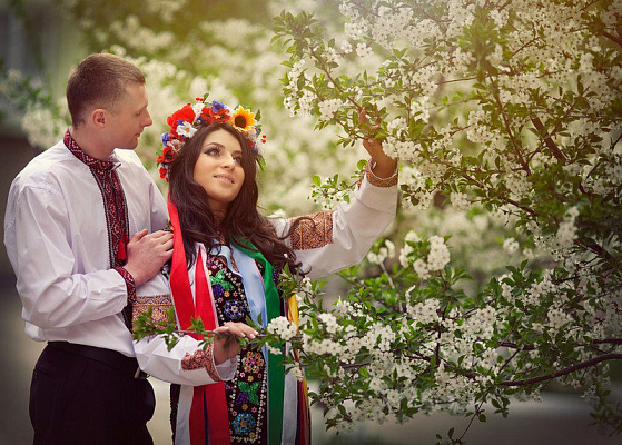 Картина Пара у весняних квітах - Парні національні 
