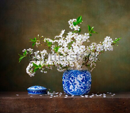 Натюрморт з квітами вишні