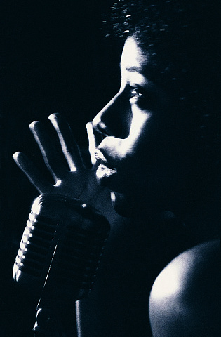 Джазова вокалістка у профіль