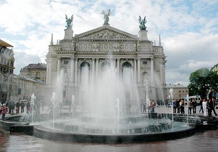 Фонтан у Львовского театра оперы и балета
