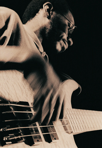 Бас гітарист у віці