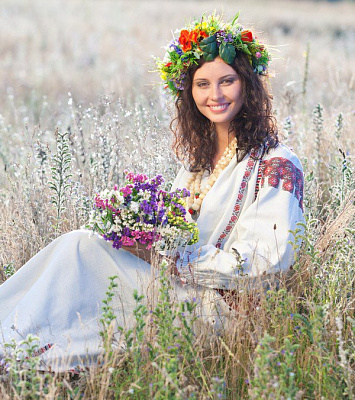 Картина Українка у полі квітів - Жіночі національні 