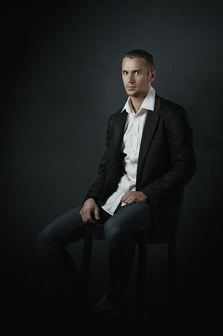 Сидя на стуле