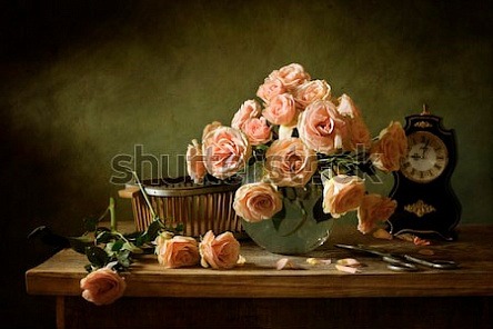 Троянди у вазі на столі