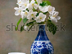 Белые цветы в китайской вазе