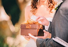 Что подарить на свадьбу молодожёнам?