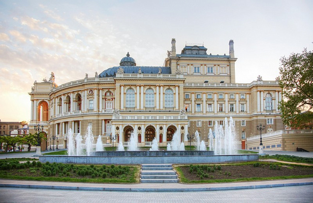 Картина Фонтан перед Одесским театром оперы и балета - Город 