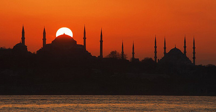 Закат над Голубой мечетью в Стамбуле