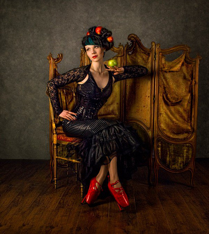 Девушка и яблоко