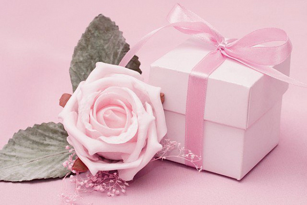 Картина Троянда та подарунок - Квіти 