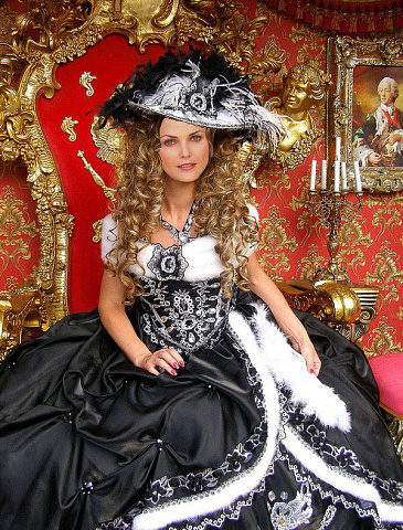 Графиня в черном платье