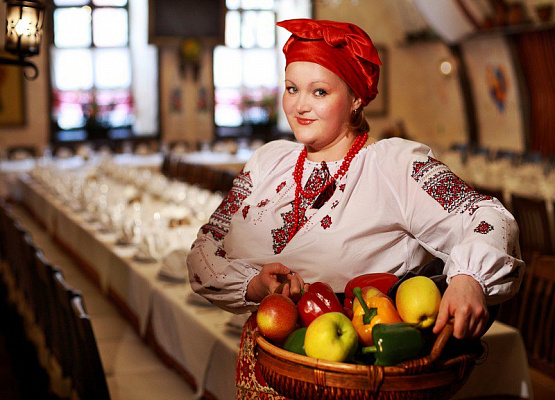Картина Українка у вишиванці - Жіночі національні 