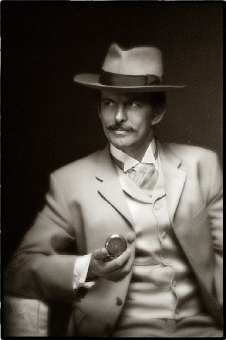 Франт в черно-белом