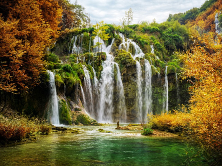 Водопад на зеленой скале