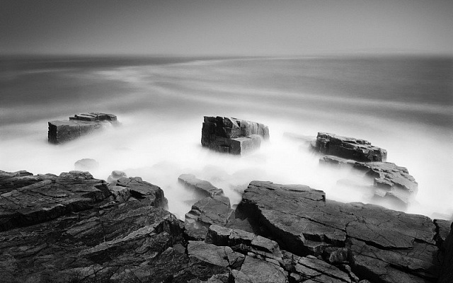 Картина Скалы у моря в тумане - Черно-белое 