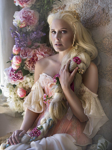 Красавица с белой косой