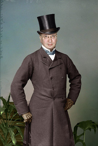 В котелке и плаще