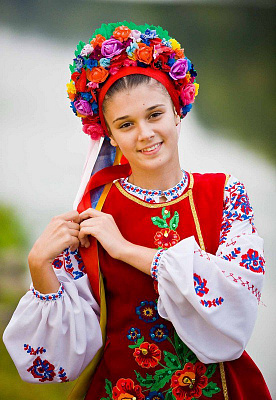 Картина Українка у вінку - Жіночі національні 