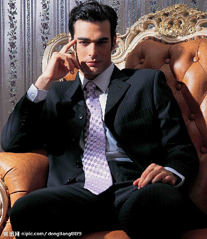 Мужчина в кресле