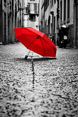 Картина Красный зонт - Черно-белое 