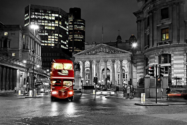 Картина Красный автобус - Черно-белое 