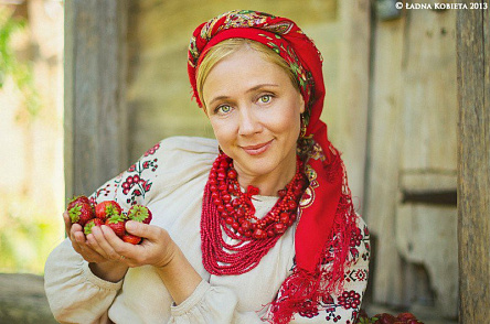 Украинка с клубникой