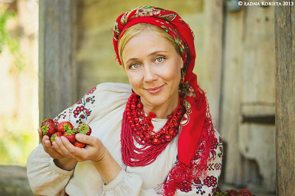 Картина Українка з полуницею - Жіночі національні 