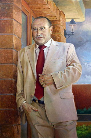 Мужчина в белом костюме