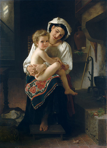 Молодая мать смотрит на ребенка